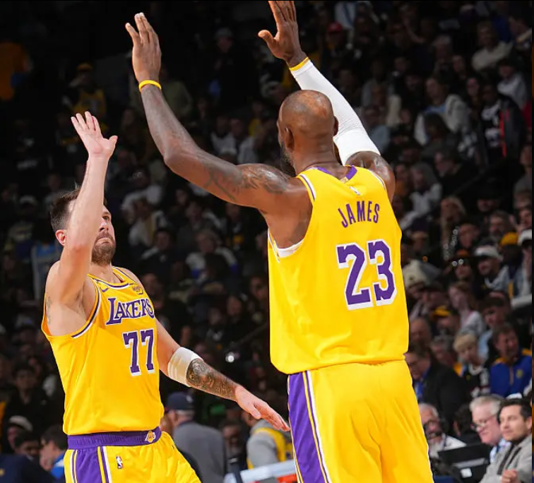 华体会官方入口-狂野西部！西部第三至第七争夺超激烈 3队胜场数相同 湖人再进前6